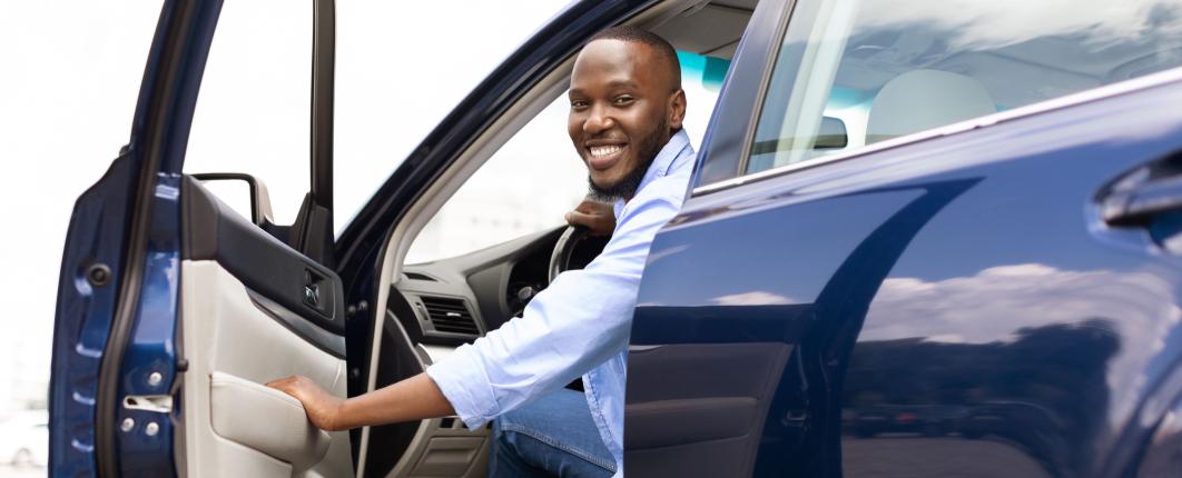 image d'un homme chauffeur VTC qui ouvre sa portière