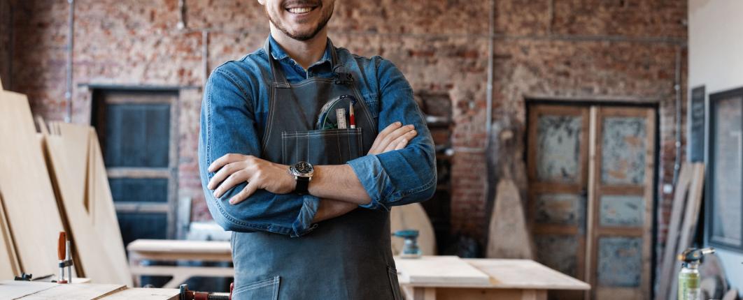 Jeune homme souriant dans son atelier