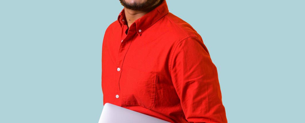 homme souriante avec ordinateur