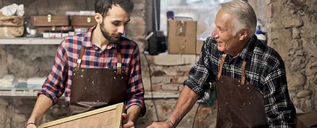 Photo de deux générations d'artisans 