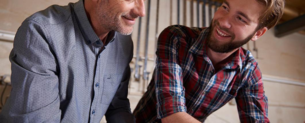 Un dirigeant d'entreprise et son futur repreneur