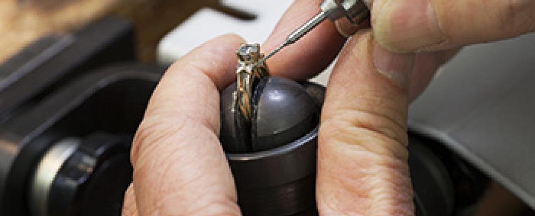 Photo en gros plan des mains d'un bijoutier au travail