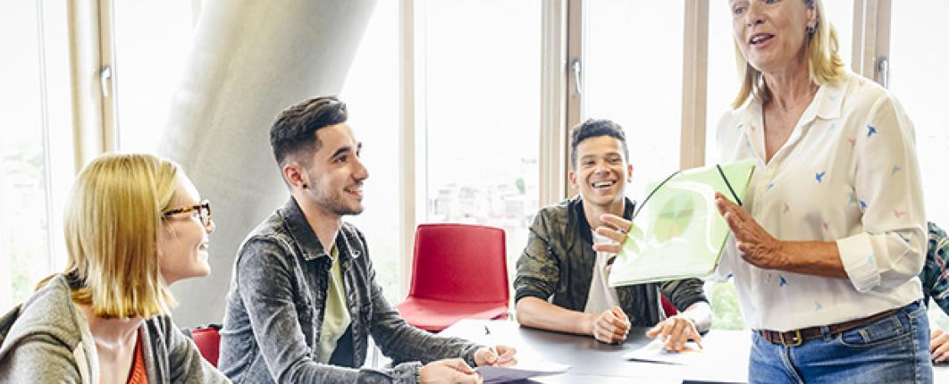 Photo d'un groupe d'apprenants avec sa professeur pour illustrer les formations courtes de la Chambre de Métiers d'Alsace