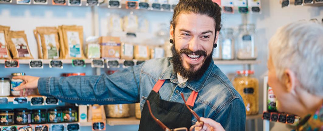 Photo d'un vendeur avec sa cliente dans une épicerie