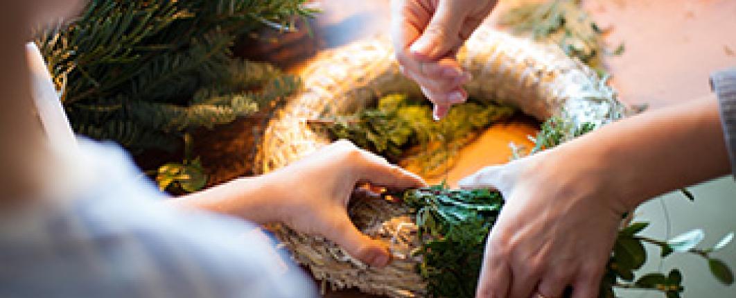Photo en gros plan des mains de fleuriste au travail