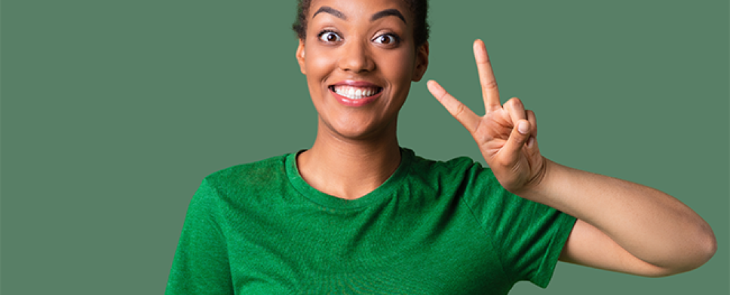 Une femme avec un t-shirt vert sourit