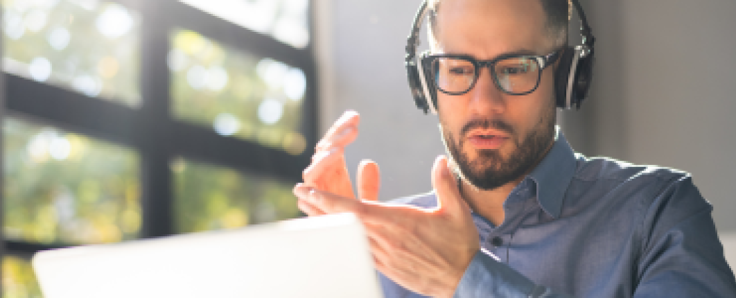 homme qui suit une formation sur ordinateur