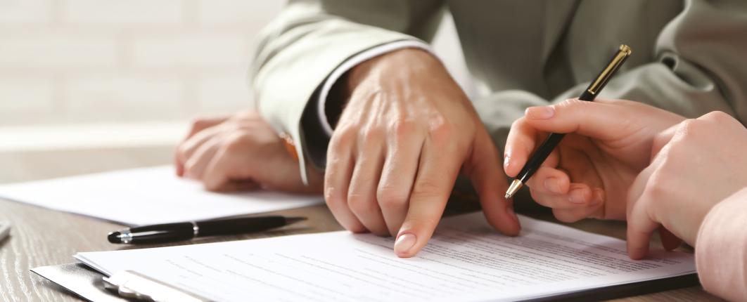des mains sur un document papier