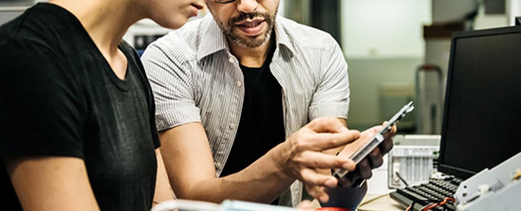 Photo d'un apprenti et son professeur pour illustrer l'apprentissage