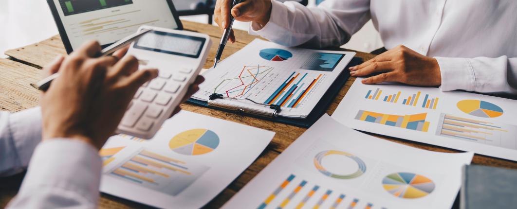 des personnes en train de calculer et analyser des documents