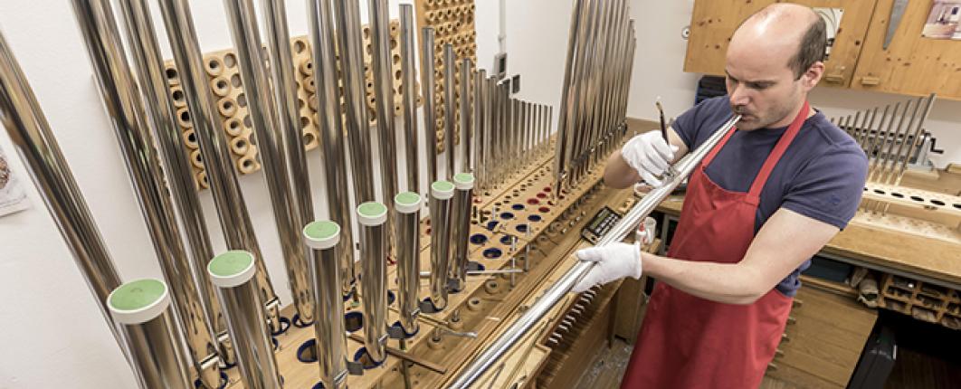 Photo d'un apprenti facteur d'orgues au travail