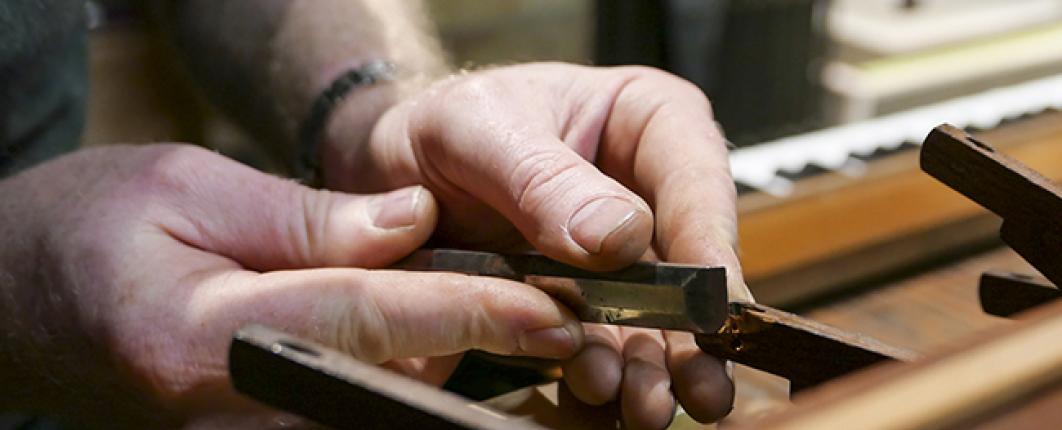 Photo plan serré sur le travail de l'organier