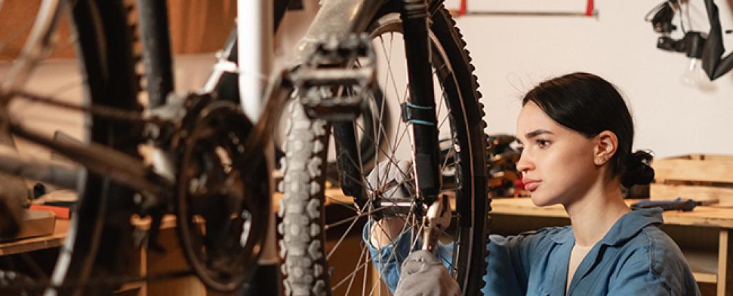 Photo d'une technicienne cycle au travail
