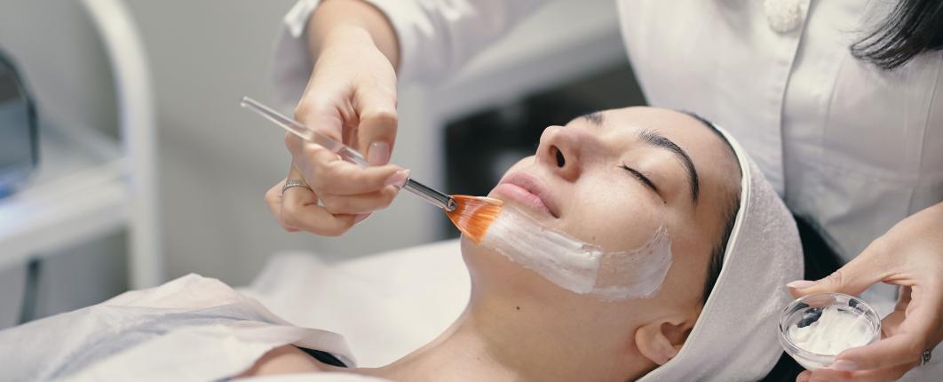 Femme en train d'appliquer un masque à une cliente