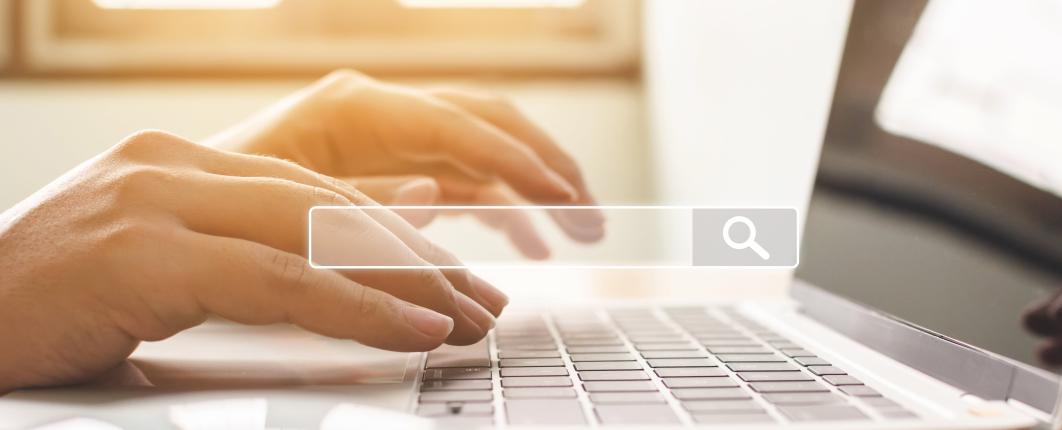 Personne qui tape sur un clavier de PC
