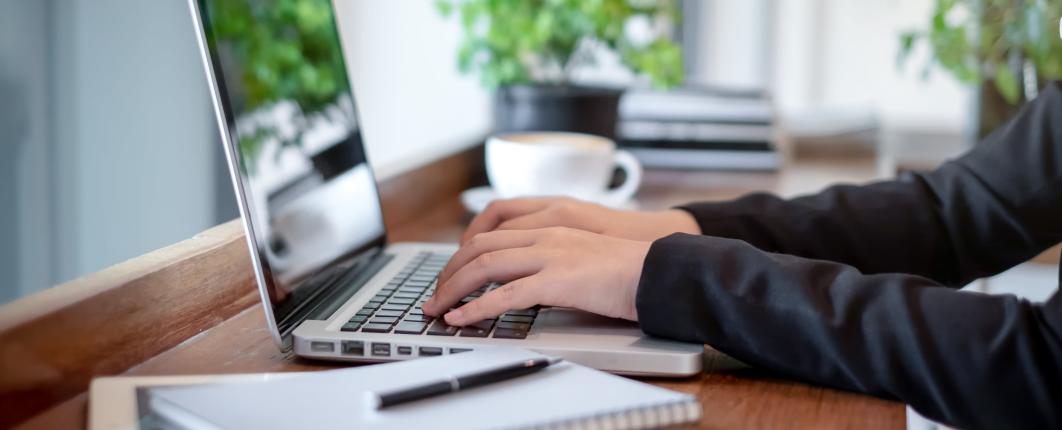 Personne tapant sur le clavier d'un ordinateur portable 