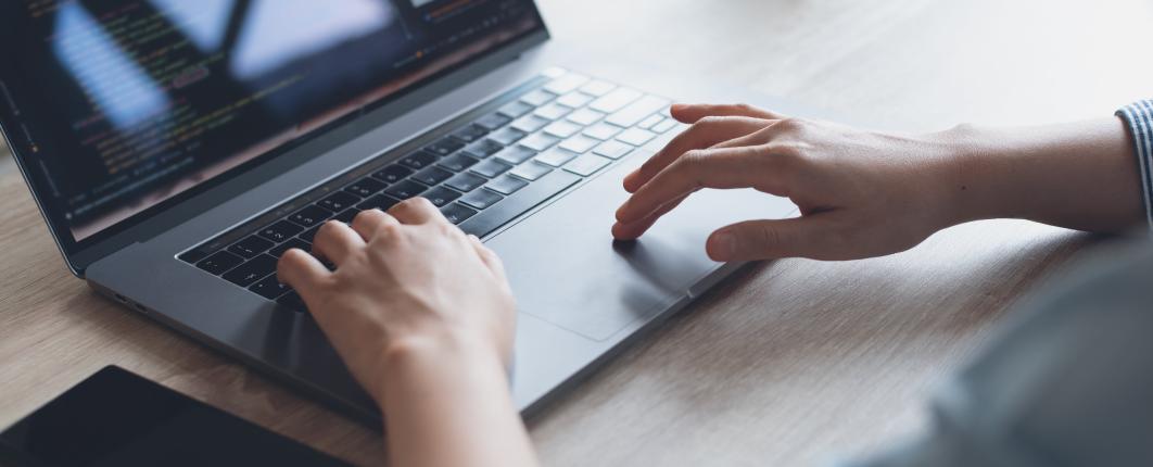 Personne tapant sur le clavier d'un ordinateur portable 
