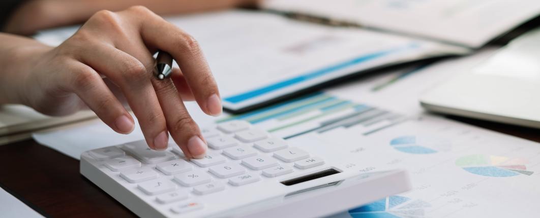 Femme qui utilise une calculatrice 