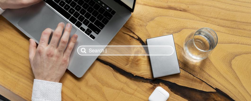 Personne tapant sur le clavier d'un ordinateur portable 