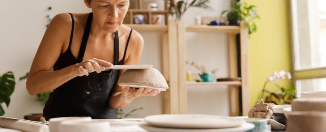 Une dame fait un bol en poterie