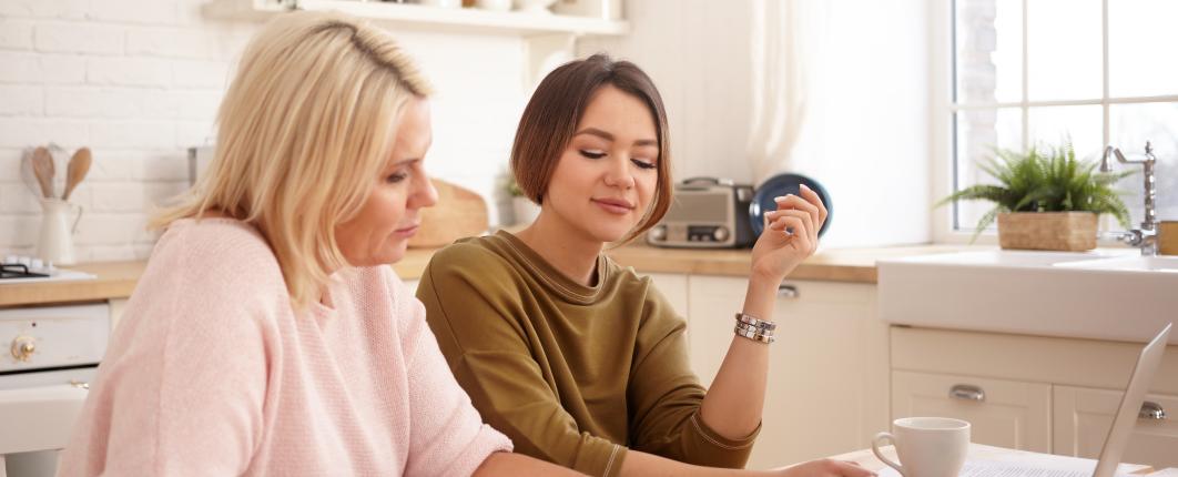 deux dames regardent des documents