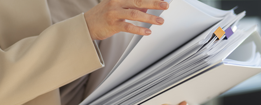Photo d'un jeune adulte qui organise des documents