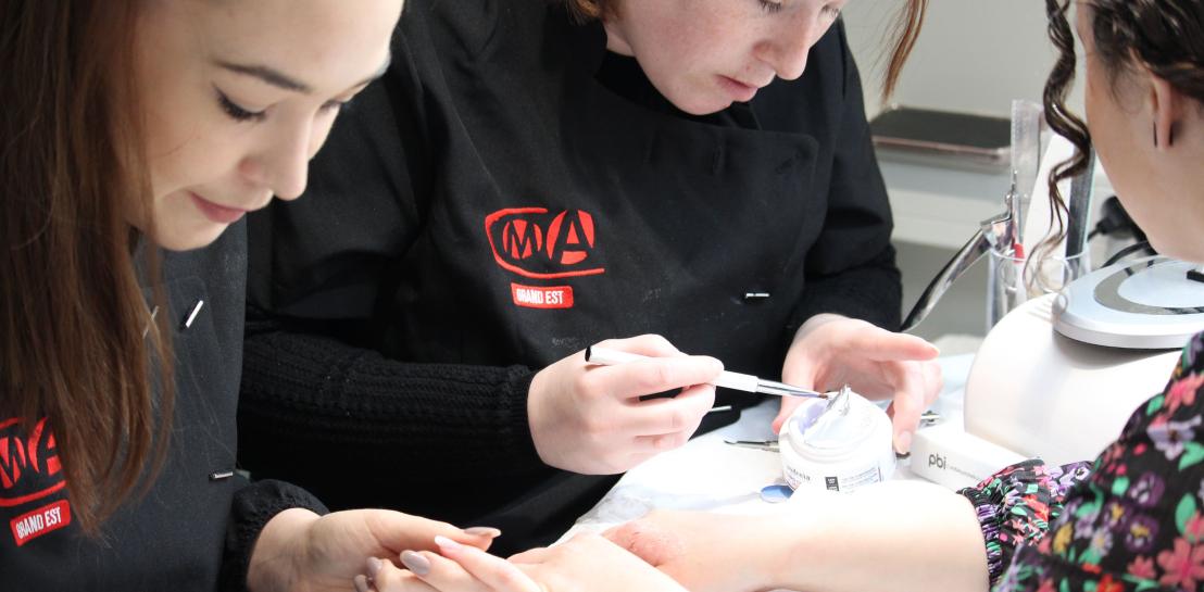 Deux apprentis en esthétique de CMA Formation Nancy