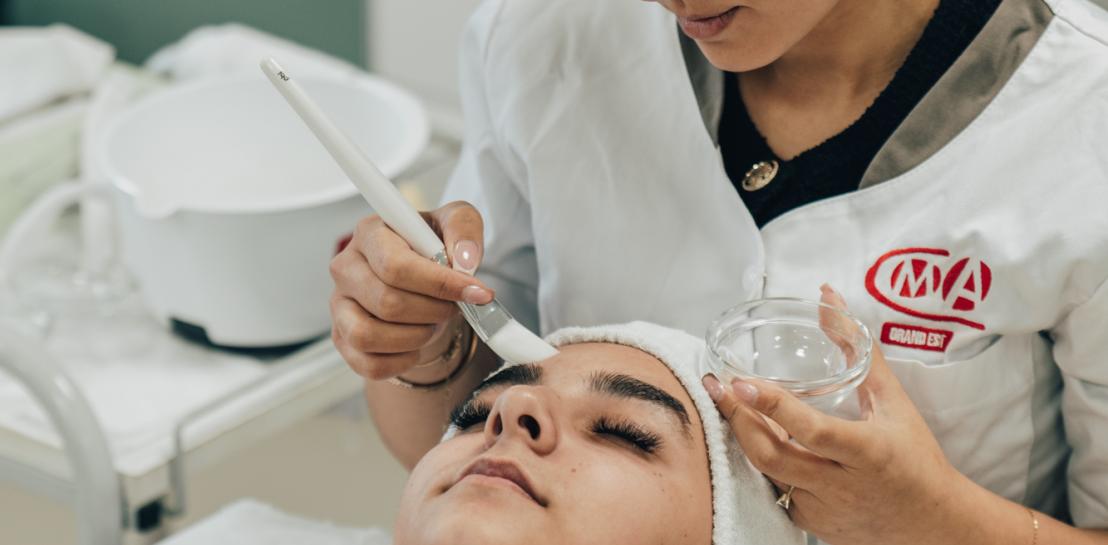 une personne en apprentissage fait un soit du visage 