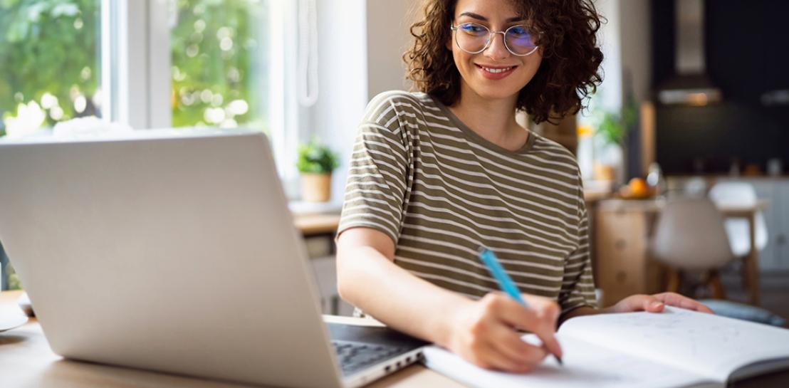 Visuel d'une personne suivant un webinaire organisé par la CM Alsace