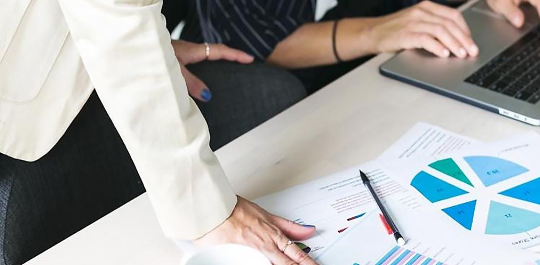 Visuel illustrant les ateliers micro-entreprise : rester ou sortir