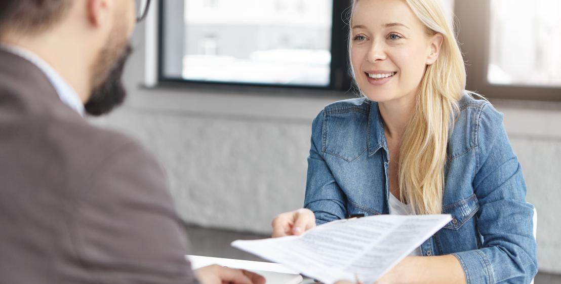 un homme et une femme qui discutent autour d'une table 
