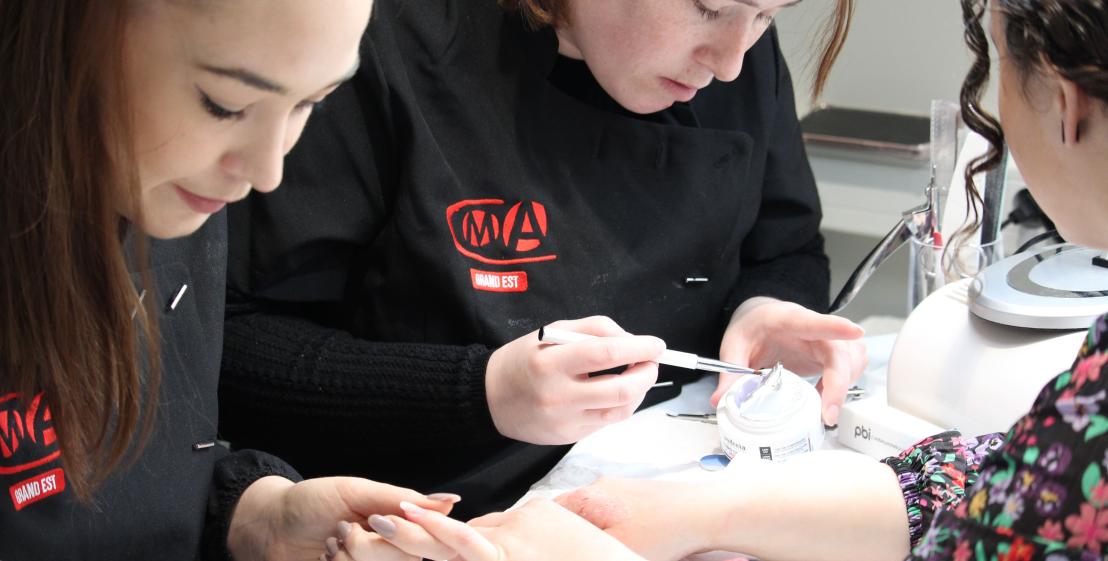 Deux apprentis en esthétique de CMA Formation Nancy