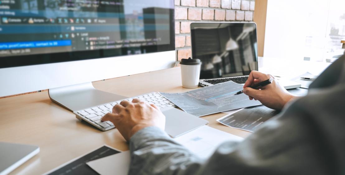 Personne en train de mettre à jour son site web