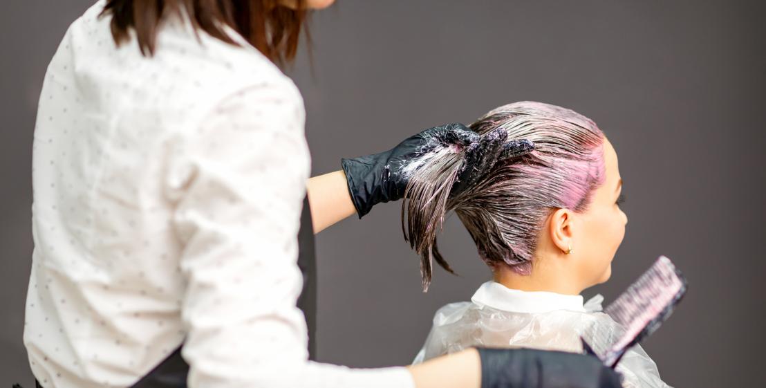 Coiffeuse en train d'appliquer une couleur à une cliente 