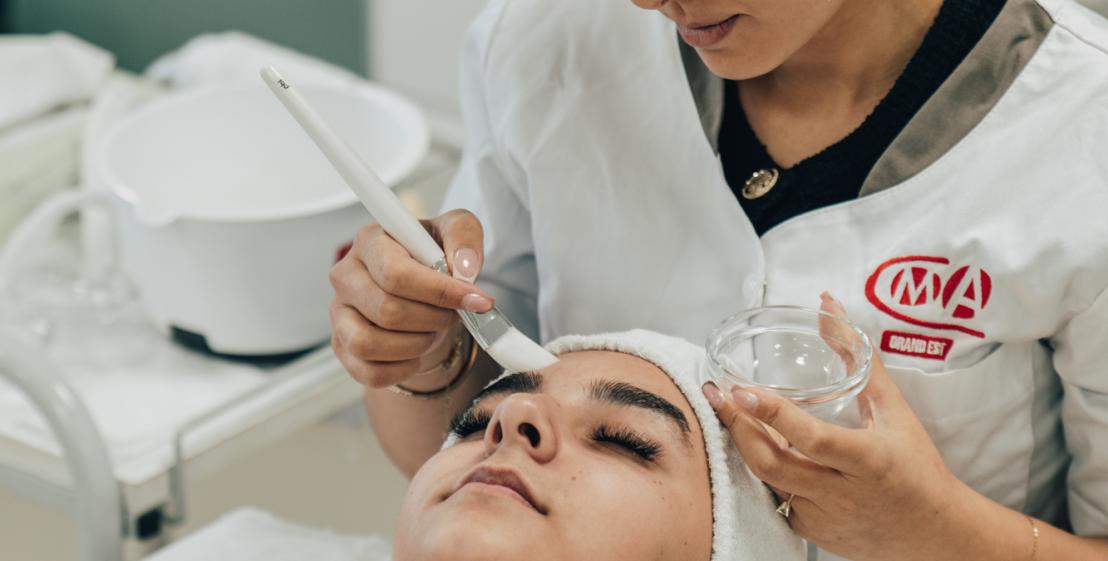 une personne en apprentissage fait un soit du visage 