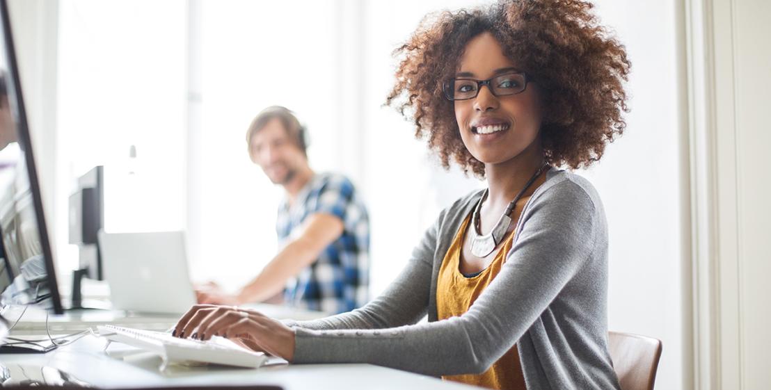 Photo de 2 artisans lors d'un atelier d'accompagnement sur Chorus PRO à la Chambre de Métiers d'Alsace