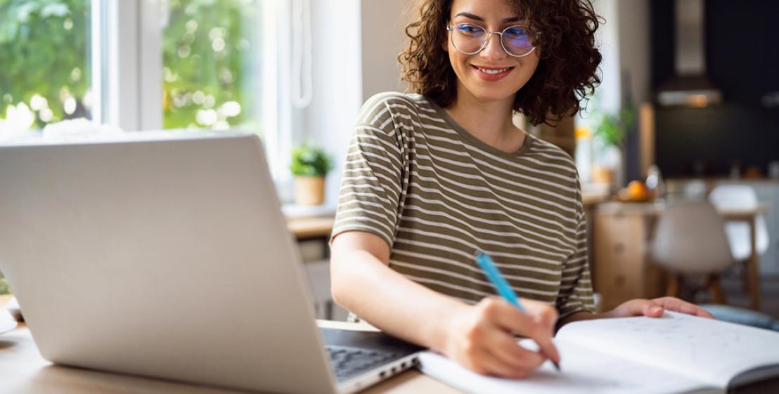 Visuel d'une personne suivant un webinaire organisé par la CM Alsace