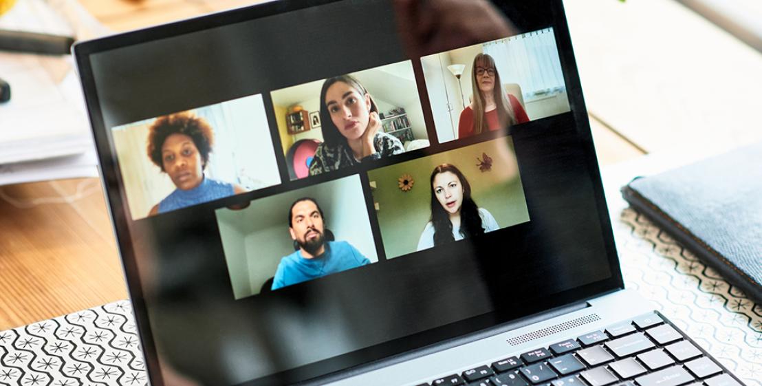 Photo de personnes en visio sur un ordinateur illustrant les webinaire CM Alsace