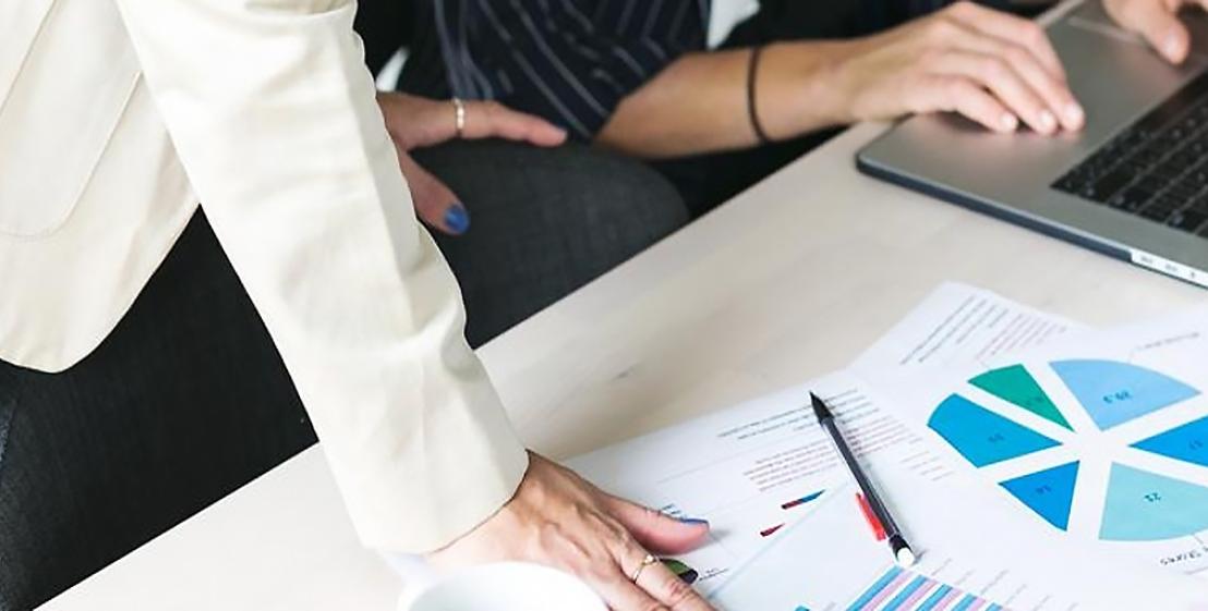 Visuel illustrant les ateliers micro-entreprise : rester ou sortir