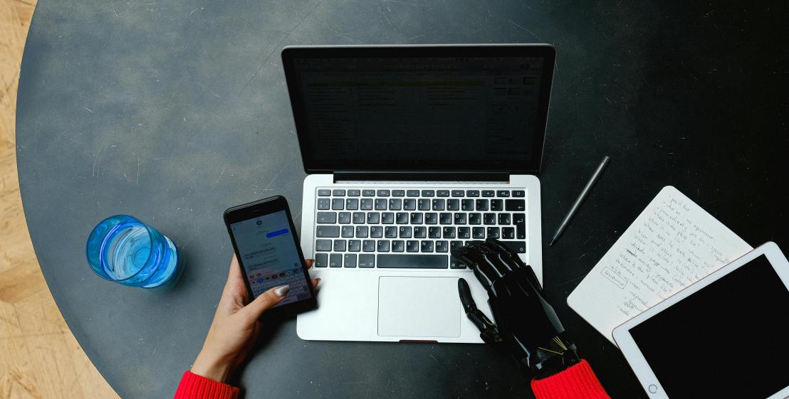 Humain et robot sur ordinateur 