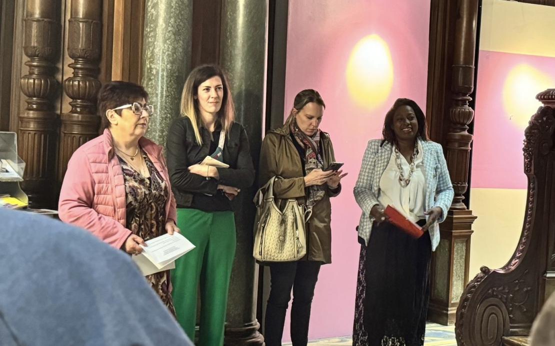 Photo prise lors de l'inauguration de l'exposition "Artisanes d'aujourd'hui et de demain", en présence des élus et des autorités locales.