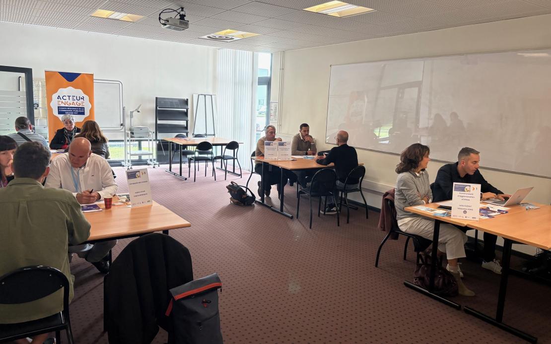 photo de personne autour de table, lors de la tournée de la CP