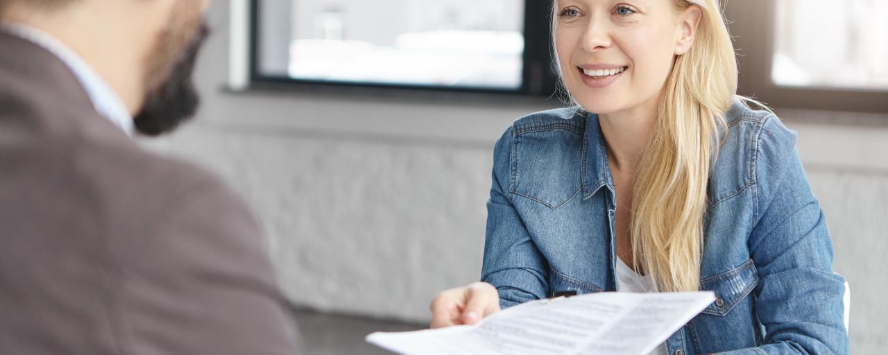un homme et une femme qui discutent autour d'une table 