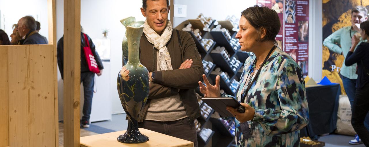 Le stand d'une restauratrice des arts céramiques et verriers
