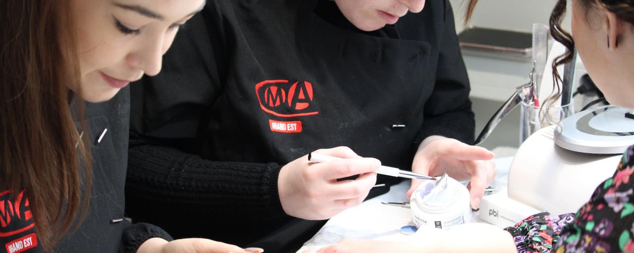 Deux apprentis en esthétique de CMA Formation Nancy