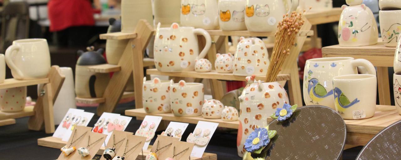 Un stand de céramique au Marché des Artisans d'Art aux Halles du Boulingrin