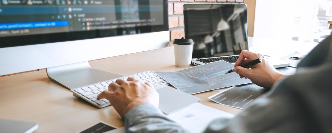 Personne en train de mettre à jour son site web