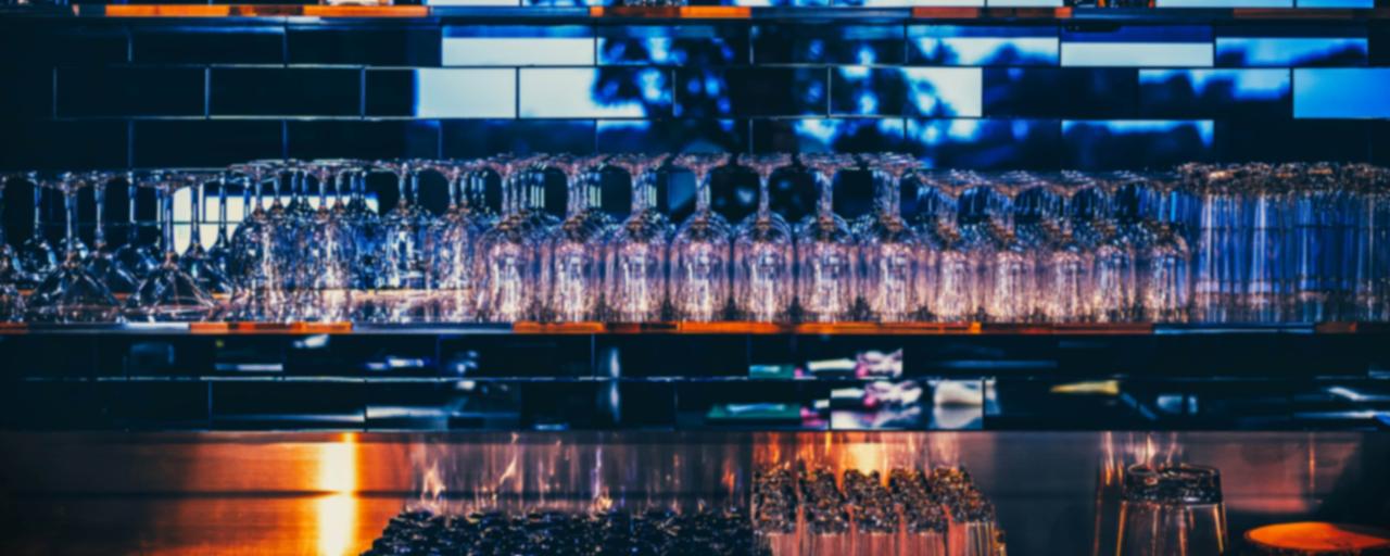 Arrière d'un comptoir de bar 