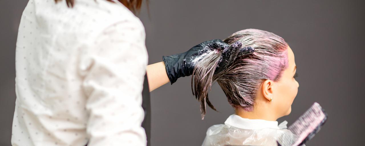 Coiffeuse en train d'appliquer une couleur à une cliente 