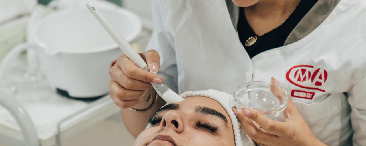 une personne en apprentissage fait un soit du visage 